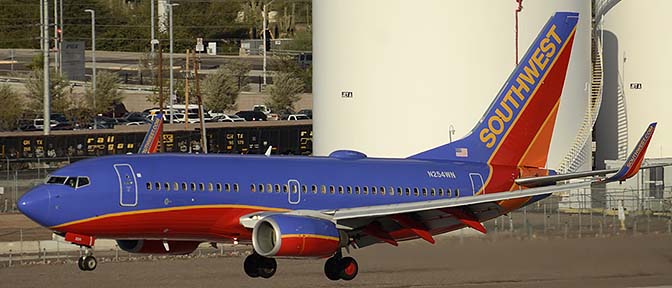 Southwest Boeing 737-7H4 N254WN, Phoenix Sky Harbor, January 8, 2016